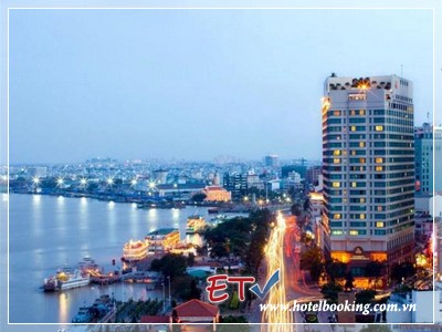 Khách sạn Renaissance Riverside 